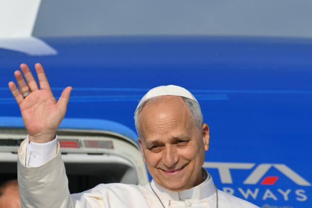 Pope Leo XIV salutes as he prepares to board his plane heading to Madrid at Rome's Fiumicino airport, on June 6, 2026. Pope Leo XIV is visiting Spain June 6-12 with stops in Madrid, Barcelona, and the Canary Islands, where he will meet with migrants and organisations dedicated to helping them. (Photo by Alberto PIZZOLI / AFP)