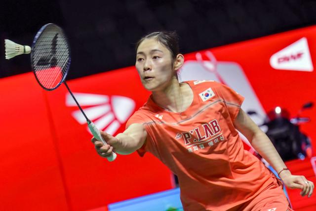 South Korea’s Sim Yu-jin hits a return against Japan’s Akane Yamaguchi during their women's singles semi-final match at the Indonesia Open badminton tournament in Jakarta on June 6, 2026. (Photo by BAY ISMOYO / AFP)
