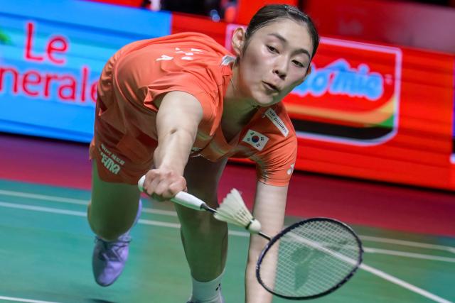 South Korea’s Sim Yu-jin hits a return against Japan’s Akane Yamaguchi during their women's singles semi-final match at the Indonesia Open badminton tournament in Jakarta on June 6, 2026. (Photo by BAY ISMOYO / AFP)