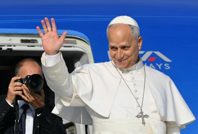 Pope Leo XIV salutes as he prepares to board his plane heading to Madrid at Rome's Fiumicino airport, on June 6, 2026. Pope Leo XIV is visiting Spain June 6-12 with stops in Madrid, Barcelona, and the Canary Islands, where he will meet with migrants and organisations dedicated to helping them. (Photo by Alberto PIZZOLI / AFP)
