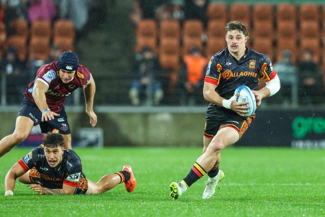 Chiefs' Isaac Hutchinson runs the ball during the Super Rugby qualifying final match between the Chiefs and Queensland Reds at FMG Stadium in Hamilton on June 6, 2026. (Photo by DJ MILLS / AFP)