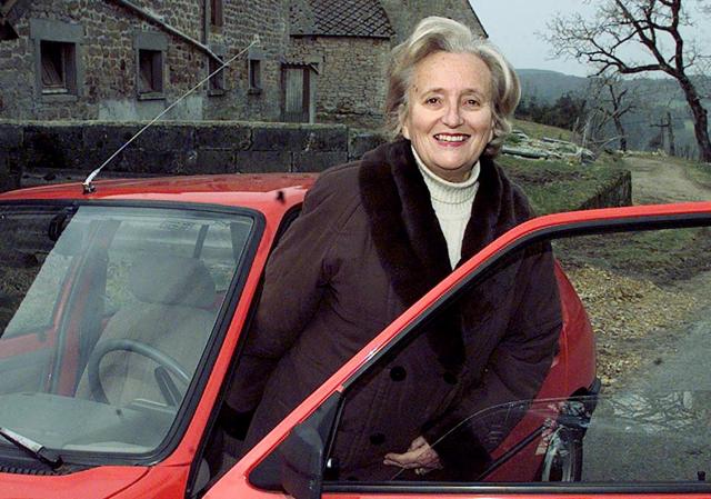 (FILES) Bernadette Chirac, wife of the President of the Republic, prepars to get into her vehicle to visit voters on February 26, 1998 in Corrèze, the canton where she is the RPR representative and for which she will be running for the fourth time in the upcoming March elections. (ELECTRONIC IMAGE). Bernadette Chirac, widow of former President of the Republic Jacques Chirac, died on June 5, 2026 in the evening at the age of 93, her daughter Claude Chirac told AFP on June 6, 2026. (Photo by GERARD FOUET / AFP)