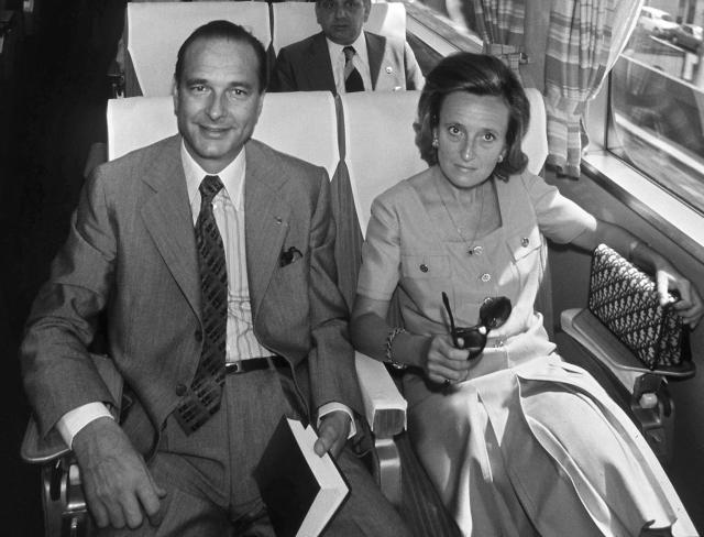 (FILES) Photo taken on August 2, 1976 shows French Prime Minister Jacques Chirac (L) and his wife Bernadette on a train between Tokyo and Osaka. Bernadette Chirac, widow of former President of the Republic Jacques Chirac, died on June 5, 2026 in the evening at the age of 93, her daughter Claude Chirac told AFP on June 6, 2026. (Photo by AFP)