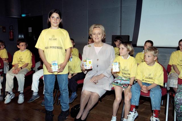 (FILES) French First Lady Bernadette Chirac (C), president of the Fondation Hopitaux de France, poses with children on May 24, 1995 in Paris during the 5th edition of the "pieces jaunes" (yellow coins) fundraising operation, aimed at improving the lives of hospitalised children and adolescents. Bernadette Chirac, widow of former President of the Republic Jacques Chirac, died on June 5, 2026 in the evening at the age of 93, her daughter Claude Chirac told AFP on June 6, 2026. (Photo by Pierre VERDY / AFP)