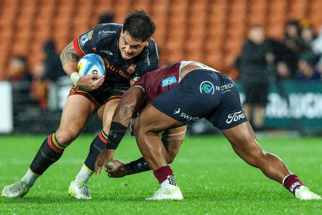 Chiefs' Quinn Tupaea (L) is tackled during the Super Rugby Qualifying Final match between the Chiefs and Queensland Reds at FMG Stadium in Hamilton on June 6, 2026. (Photo by DJ MILLS / AFP)