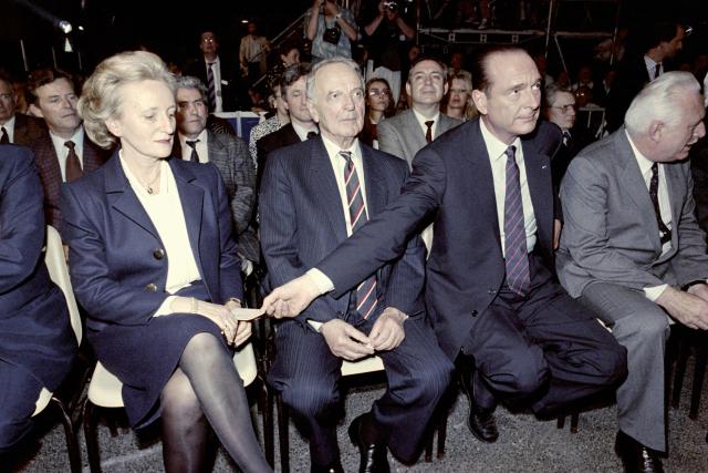 (FILES) French Prime Minister Jacques Chirac (R), candidate in the presidential election, exchanges a message with his wife Bernadette on May 6, 1988, at the Aulnat airport, during the final campaign rally of the head of government, forty-eight hours before the second round of the presidential election. Bernadette Chirac, widow of former President of the Republic Jacques Chirac, died on June 5, 2026 in the evening at the age of 93, her daughter Claude Chirac told AFP on June 6, 2026. (Photo by Pascal PAVANI / AFP)
