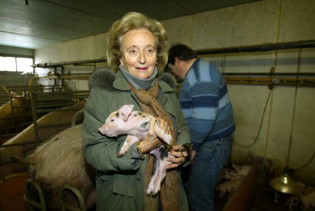 (FILES) Bernadette Chirac holds a piglet, on March 8, 2004 in Sarran, during his visit of the farm of Serge Chaumeil (D) within the framework of his campaign for the cantonal elections, for which she is a candidate for her own succession to the post of general counselor in the canton of Corrèze. Bernadette Chirac, widow of former President of the Republic Jacques Chirac, died on June 5, 2026 in the evening at the age of 93, her daughter Claude Chirac told AFP on June 6, 2026. (Photo by PATRICK KOVARIK / AFP)