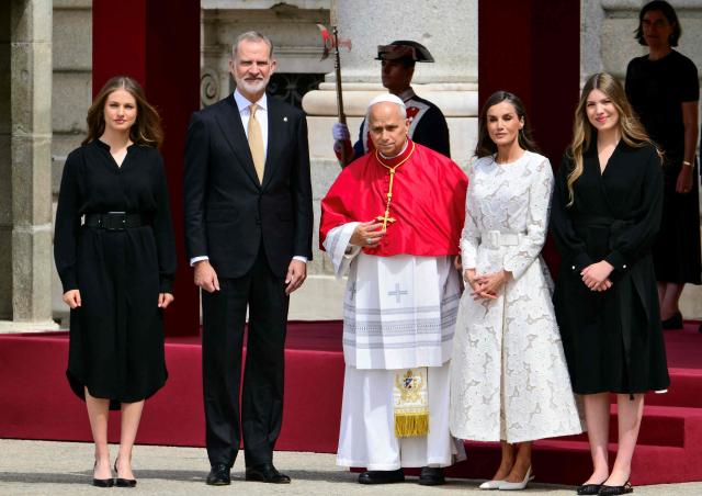 Spain's Felipe VI and Queen Letizia (2R), Princess Leonor (L) and Princess Sofia (R) welcome Pope Leo XIV (C) at the Royal Palace in Madrid on June 6, 2026. Pope Leo XIV is visiting Spain June 6-12 with stops in Madrid, Barcelona, and the Canary Islands, where he will meet with migrants and organisations dedicated to helping them. (Photo by Stefano RELLANDINI / AFP)