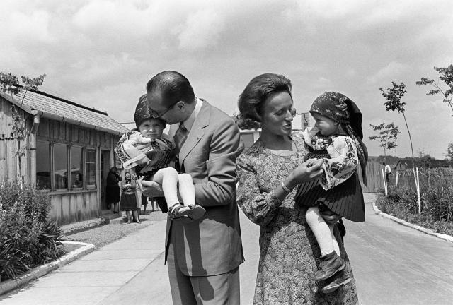 (FILES) French Prime Minister Jacques Chirac and his wife Bernadette carry village children on July 27, 1975 during a visit to Marginea as part of their official travel to Romania. Bernadette Chirac, widow of former President of the Republic Jacques Chirac, died on June 5, 2026 in the evening at the age of 93, her daughter Claude Chirac told AFP on June 6, 2026. (Photo by AFP)