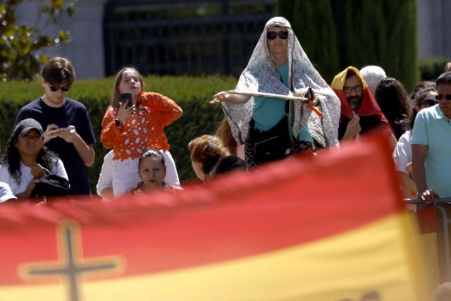 A crowd wait outside the Royal Palace in Madrid on June 6, 2026 during a welcome ceremony upon the arrival of Pope Leo XIV. Pope Leo XIV is visiting Spain June 6-12 with stops in Madrid, Barcelona, and the Canary Islands, where he will meet with migrants and organisations dedicated to helping them. (Photo by Oscar DEL POZO / AFP)