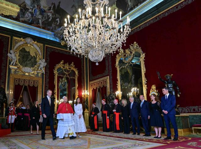 Spain's Felipe VI, Queen Letizia, Princess Leonor (L) and Spain's Prime Minister Pedro Sanchez (R) welcome Pope Leo XIV at the Royal Palace in Madrid on June 6, 2026. Pope Leo XIV is visiting Spain June 6-12 with stops in Madrid, Barcelona, and the Canary Islands, where he will meet with migrants and organisations dedicated to helping them. (Photo by Stefano RELLANDINI / AFP)