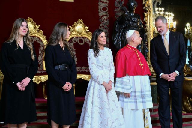 Spain's Felipe VI (R), Queen Letizia (C), Princess Leonor (2L) and Princess Sofia (L) welcome Pope Leo XIV at the Royal Palace in Madrid on June 6, 2026. Pope Leo XIV is visiting Spain June 6-12 with stops in Madrid, Barcelona, and the Canary Islands, where he will meet with migrants and organisations dedicated to helping them. (Photo by Stefano RELLANDINI / AFP)