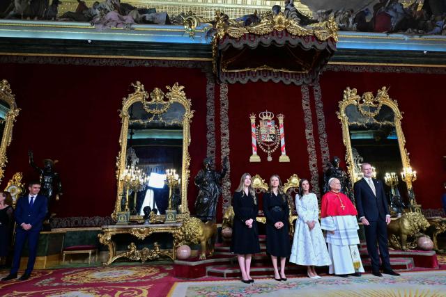 Spain's Felipe VI, Queen Letizia (C), Princess Leonor (4R), Princess Sofia (5R) and  Spain's Prime Minister Pedro Sanchez (L) welcome Pope Leo XIV at the Royal Palace in Madrid on June 6, 2026. Pope Leo XIV is visiting Spain June 6-12 with stops in Madrid, Barcelona, and the Canary Islands, where he will meet with migrants and organisations dedicated to helping them. (Photo by Stefano RELLANDINI / AFP)