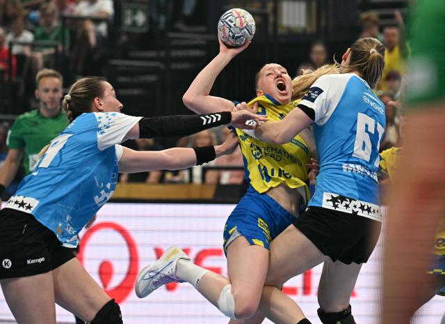 Metz's Swedish left back #09 Tyra Axner (C) and CSM Bucuresti's Russian right back Valeriia Maslova vie for the ball during the EHF Women's Handball Champions League semi-final match between Metz Handball and CSM Bucuresti in Budapest on June 6, 2026. (Photo by Attila KISBENEDEK / AFP)