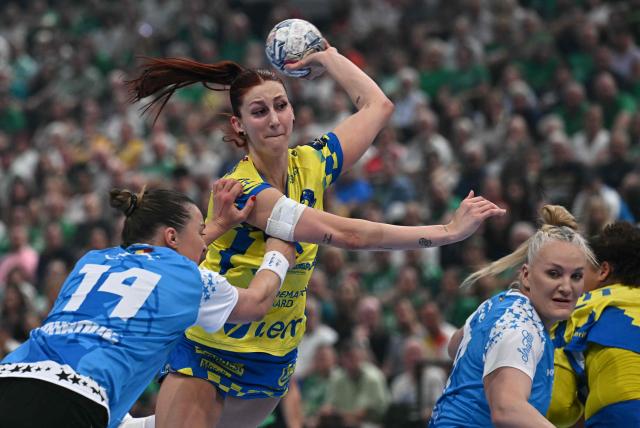 Metz's Croatian right back #11 Anna Albek attempts to score during the EHF Women's Handball Champions League semi-final match between Metz Handball and CSM Bucuresti in Budapest on June 6, 2026. (Photo by Attila KISBENEDEK / AFP)