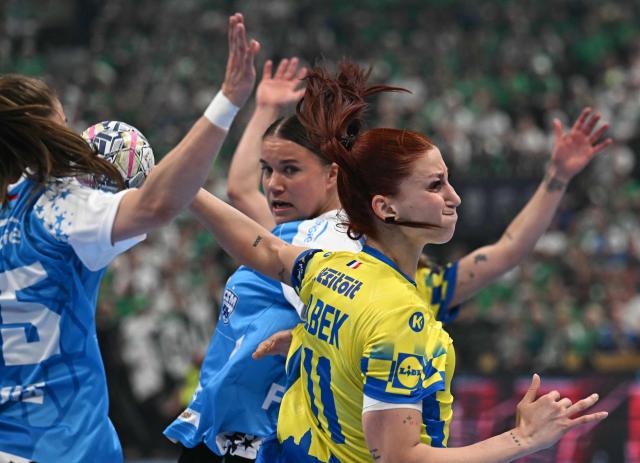 Metz's Croatian right back #11 Anna Albek attempts to score during the EHF Women's Handball Champions League semi-final match between Metz Handball and CSM Bucuresti in Budapest on June 6, 2026. (Photo by Attila KISBENEDEK / AFP)