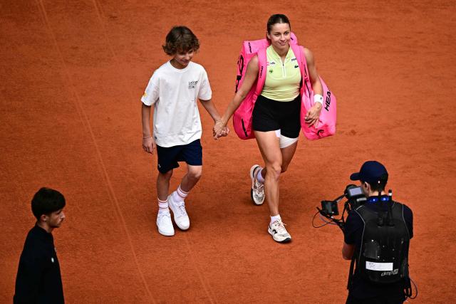 Poland's Maja Chwalinska arrives on the court to play against Russia's Mirra Andreeva during their women's final singles match on day 14 of the French Open tennis tournament on Court Philippe-Chatrier at the Roland-Garros Complex in Paris on June 6, 2026. (Photo by JULIEN DE ROSA / AFP)