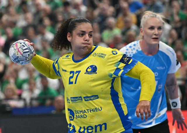 Metz's French pivot #27 Sarah Bouktit attempts to score during the EHF Women's Handball Champions League semi-final match between Metz Handball and CSM Bucuresti in Budapest on June 6, 2026. (Photo by Attila KISBENEDEK / AFP)