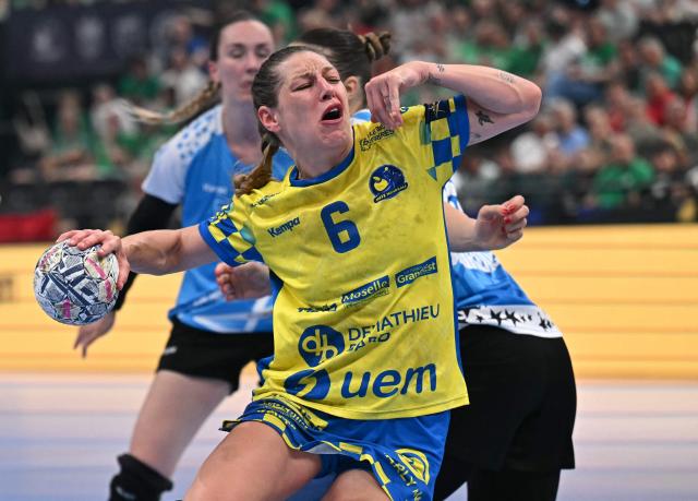 Metz's French left wing #06 Chloe Valentini attempts to score during the EHF Women's Handball Champions League semi-final match between Metz Handball and CSM Bucuresti in Budapest on June 6, 2026. (Photo by Attila KISBENEDEK / AFP)