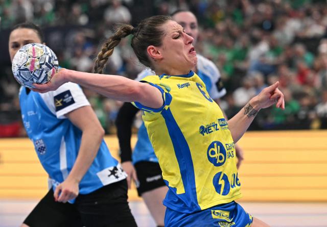 Metz's French left wing #06 Chloe Valentini attempts to score during the EHF Women's Handball Champions League semi-final match between Metz Handball and CSM Bucuresti in Budapest on June 6, 2026. (Photo by Attila KISBENEDEK / AFP)
