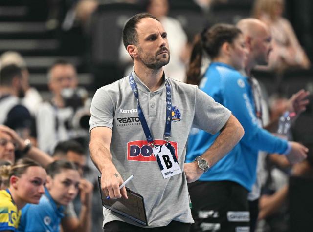 Metz's French head coach Emmanuel Mayonnade reacts during the EHF Women's Handball Champions League semi-final match between Metz Handball and CSM Bucuresti in Budapest on June 6, 2026. (Photo by Attila KISBENEDEK / AFP)