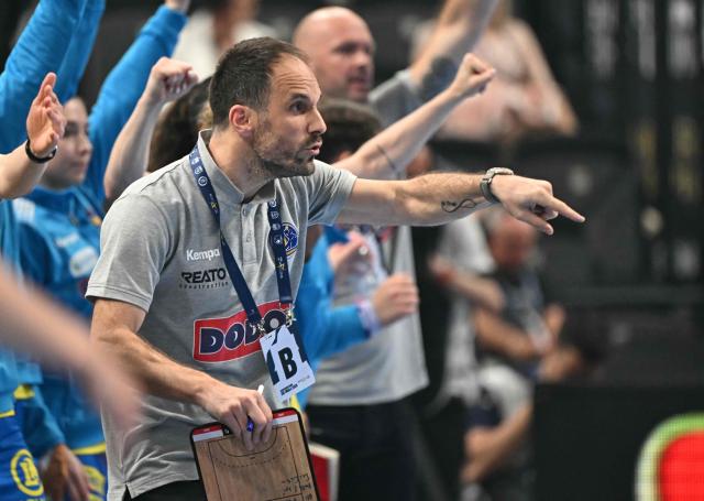 Metz's French head coach Emmanuel Mayonnade gestures during the EHF Women's Handball Champions League semi-final match between Metz Handball and CSM Bucuresti in Budapest on June 6, 2026. (Photo by Attila KISBENEDEK / AFP)