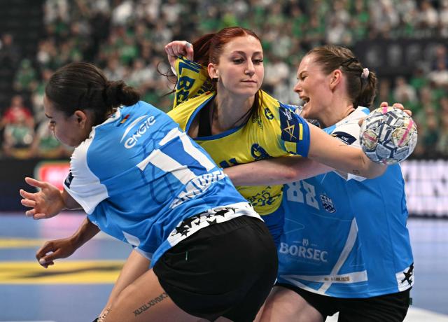 (L-R) CSM Bucuresti's Slovenian centre back Elizabeth Omoregie, Metz's Croatian right back #11 Anna Albek and CSM Bucuresti's Danish left back Anne Mette Hansen vie for the ball during the EHF Women's Handball Champions League semi-final match between Metz Handball and CSM Bucuresti in Budapest on June 6, 2026. (Photo by Attila KISBENEDEK / AFP)