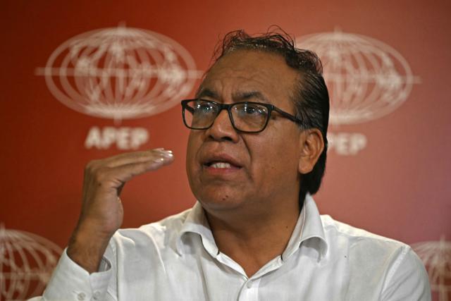 (FILES) Peru's presidential candidate Roberto Sanchez of the Juntos por el Peru party gestures during a press conference for the Peruvian Association of Foreign Press (APEP) in Lima on June 5, 2026. A judge ruled on June 5, 2026 that Sanchez will stand trial for allegedly making false statements regarding his party's funding between 2018 and 2020. (Photo by ERNESTO BENAVIDES / AFP)