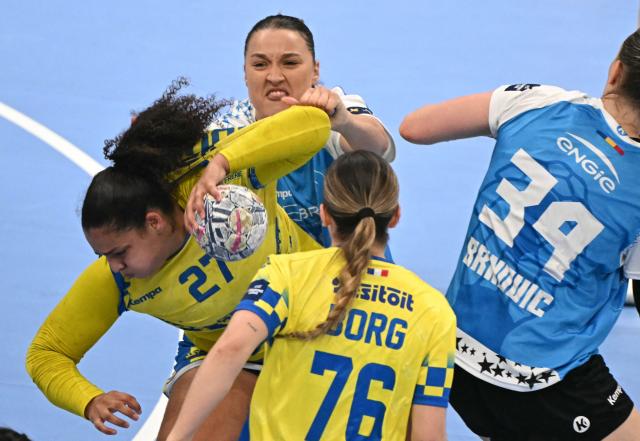 Metz's French pivot #27 Sarah Bouktit (L) and CSM Bucuresti's Montenegrin left back Djurdjina Jaukovic (2L) vie for the ball during the EHF Women's Handball Champions League semi-final match between Metz Handball and CSM Bucuresti in Budapest on June 6, 2026. (Photo by Attila KISBENEDEK / AFP)