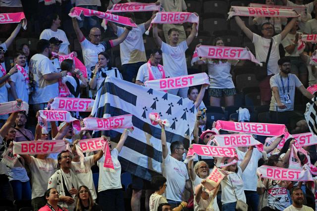 Brest fans cheer for their team prior to the EHF Women's Handball Champions League semi-final match between Brest Bretagne Handball and Gyori Audi ETO KC in Budapest on June 6, 2026. (Photo by Attila KISBENEDEK / AFP)