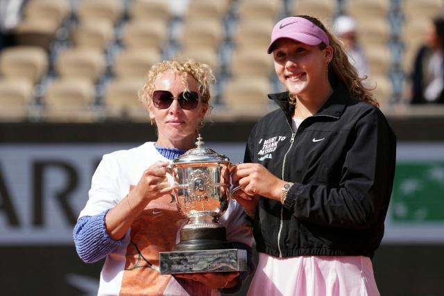 Russia's Mirra Andreeva (R), with her mother Raisa Andreeva, poses with the trophy after winning the French Open tennis tournament women's singles final match against Poland's Maja Chwalinska on day 14 of the French Open tennis tournament on Court Philippe-Chatrier at the Roland-Garros Complex in Paris on June 6, 2026. (Photo by Dimitar DILKOFF / AFP)