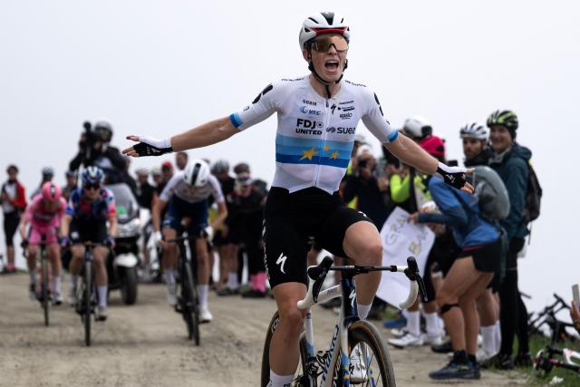 FDJ SUEZ' Dutch rider Demi Vollering celebrates as he crosses the finish line to win the 8th stage of the Giro d'Italia Women 2026 - Tour of Italy Women cycling race between Rivoli and Sestriere on June 6, 2026. (Photo by MARCO BERTORELLO / AFP)