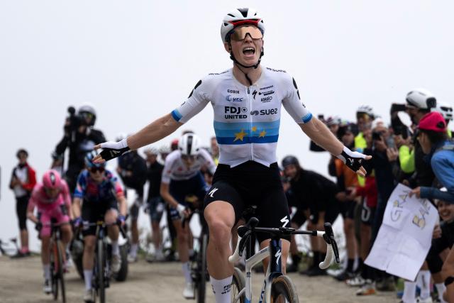 FDJ SUEZ' Dutch rider Demi Vollering celebrates as he crosses the finish line to win the 8th stage of the Giro d'Italia Women 2026 - Tour of Italy Women cycling race between Rivoli and Sestriere on June 6, 2026. (Photo by MARCO BERTORELLO / AFP)