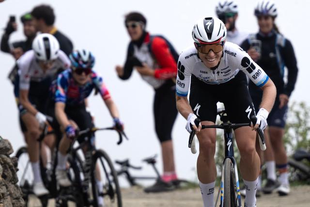 FDJ SUEZ' Dutch rider Demi Vollering climbs the Colle delle Finestre mountain pass as she competes in the 8th stage of the Giro d'Italia Women 2026 - Tour of Italy Women cycling race between Rivoli and Sestriere on June 6, 2026. (Photo by MARCO BERTORELLO / AFP)