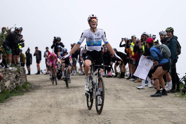 FDJ SUEZ' Dutch rider Demi Vollering celebrates as he crosses the finish line to win the 8th stage of the Giro d'Italia Women 2026 - Tour of Italy Women cycling race between Rivoli and Sestriere on June 6, 2026. (Photo by MARCO BERTORELLO / AFP)