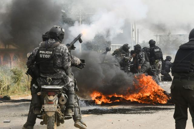 Police officers clash with anti-government demonstrators during an operation to clear a road blockade in San Julian, Santa Cruz department, Bolivia, on June 6, 2026. Bolivia has faced days of demonstrations and road blockades amid growing political tensions and shortages affecting different regions of the country. (Photo by Rodrigo URZAGASTI / AFP)