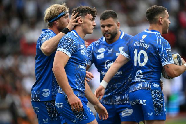 Vannes' French centre Robin Taccola (2nd L) is congratulated by teammates after scoring a try during the French Pro D2 rugby union final match between RC Vannes and Provence Rugby at the Ernest Wallon Stadium in Toulouse, southwestern France, on June 6, 2026. (Photo by Lionel BONAVENTURE / AFP)