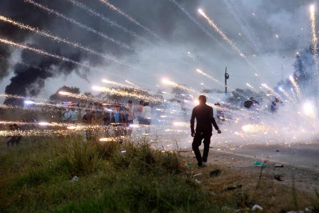 TOPSHOT - Anti-government demonstrators clash with police officers and civilians during an operation to clear a road blockade in San Julian, Santa Cruz department, Bolivia, on June 6, 2026. Bolivia has faced days of demonstrations and road blockades amid growing political tensions and shortages affecting different regions of the country. (Photo by Rodrigo URZAGASTI / AFP)