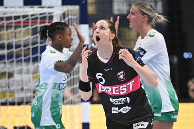 Brest Bretagne's Slovenian right back Ana Gros (C) reacts as Gyori's Brazilian left back Bruna Almeida de Paula (L) and Gyori's Dutch left back Kelly Dulfer (R) high-five during the EHF Women's Handball Champions League semi-final match between Brest Bretagne Handball and Gyori Audi ETO KC in Budapest on June 6, 2026. (Photo by Attila KISBENEDEK / AFP)