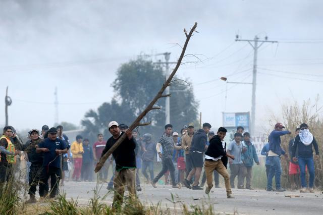 Anti-government demonstrators clash with police officers and civilians during an operation to clear a road blockade in San Julian, Santa Cruz department, Bolivia, on June 6, 2026. Bolivia has faced days of demonstrations and road blockades amid growing political tensions and shortages affecting different regions of the country. (Photo by Rodrigo URZAGASTI / AFP)