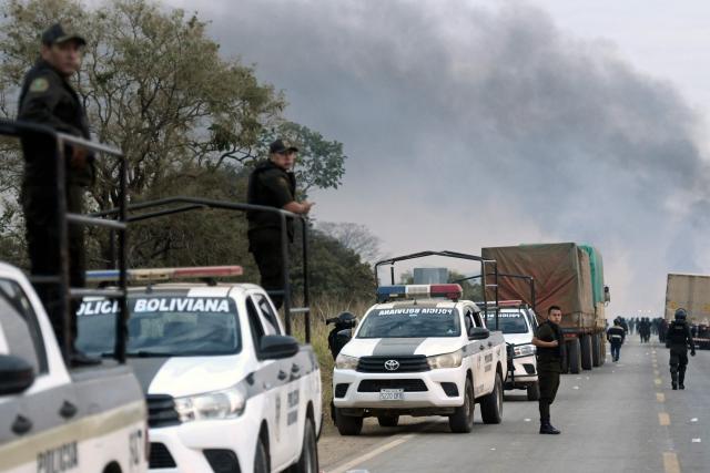 Police officers carry out an operation to clear a road blockade in San Julian, Santa Cruz department, Bolivia, on June 6, 2026. Bolivia has faced days of demonstrations and road blockades amid growing political tensions and shortages affecting different regions of the country. (Photo by Rodrigo URZAGASTI / AFP)