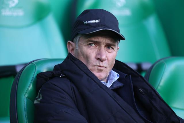 (FILES) Saint Etienne’s French head coach Philippe Montanier looks ahead of the French L1-L2 playoff second leg football match between AS Saint-Etienne and Rodez at the stade Geoffroy Guichard in Saint-Etienne, south-eastern France, on May 15, 2026. Saint-Etienne and their manager, Philippe Montanier, have decided to part ways by mutual consent, AFP learned on June 6, 2026, from sources close to the club. (Photo by Alex MARTIN / AFP)