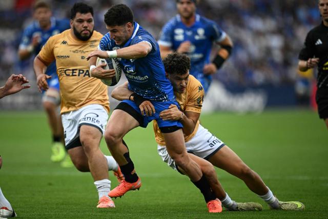 Vannes' French wing Paul Surano (L) is tackled by Provence Rugby's French wing Léo Drouet (R) during the French Pro D2 rugby union final match between RC Vannes and Provence Rugby at the Ernest Wallon Stadium in Toulouse, southwestern France, on June 6, 2026. (Photo by Lionel BONAVENTURE / AFP)