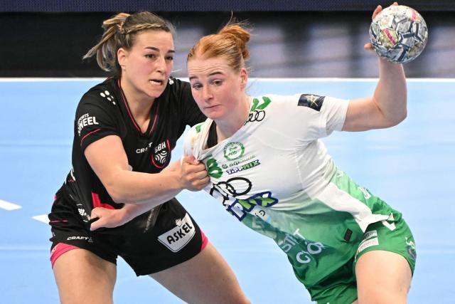 Gyori's Dutch right back Dione Housheer (R) and Brest Bretagne's French back Clarisse Mairot (C) vie for the ball during the EHF Women's Handball Champions League semi-final match between Brest Bretagne Handball and Gyori Audi ETO KC in Budapest on June 6, 2026. (Photo by Attila KISBENEDEK / AFP)