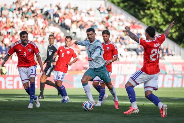 Portugal’s forward #7 Cristiano Ronaldo (C) controls the ball during the international friendly football match between Portugal and Chile at Estadio Nacional do Jamor in Oeiras, on June 6, 2026. (Photo by PATRICIA DE MELO MOREIRA / AFP)