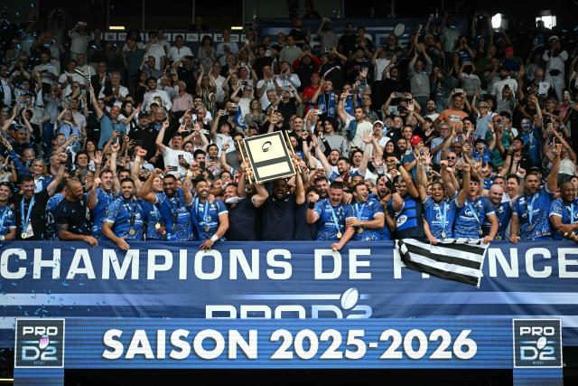 Vannes' players lift the shield after winning the French Pro D2 rugby union final match between RC Vannes and Provence Rugby at the Ernest Wallon Stadium in Toulouse, southwestern France, on June 6, 2026. (Photo by Lionel BONAVENTURE / AFP)
