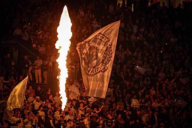 Racing 92 supporters cheer prior to the French Top14 rugby union match between Racing 92 and Stade Toulousain Rugby (Toulouse) at the Paris La Defense Arena in Nanterre, on the outskirts of Paris on June 6, 2026. (Photo by SIMON WOHLFAHRT / AFP)
