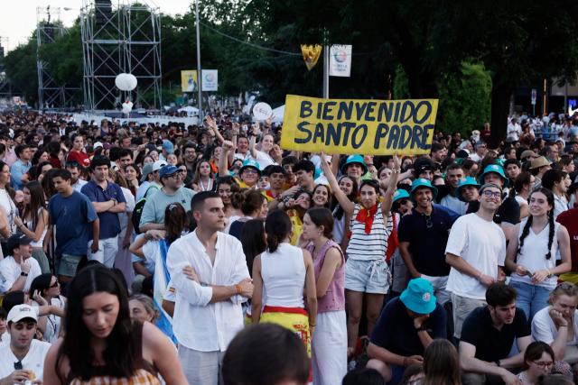 Young people hold up a sign reading "Welcome Holy Father" during a prayer vigil with Pope Leo XIV in the Plaza de Lima in Madrid on June 6, 2026. Pope Leo XIV is visiting Spain June 6-12 with stops in Madrid, Barcelona, and the Canary Islands, where he will meet with migrants and organisations dedicated to helping them. (Photo by Oscar DEL POZO / AFP)