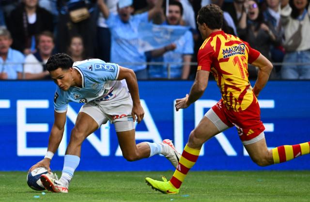 Bayonne's French full-back Tom Spring scores the team's first try during the French Top14 rugby union match between Aviron Bayonnais (Bayonne) and USA Perpignan at Stade Jean Dauger in Bayonne, south-western France on June 6, 2026. (Photo by Gaizka IROZ / AFP)