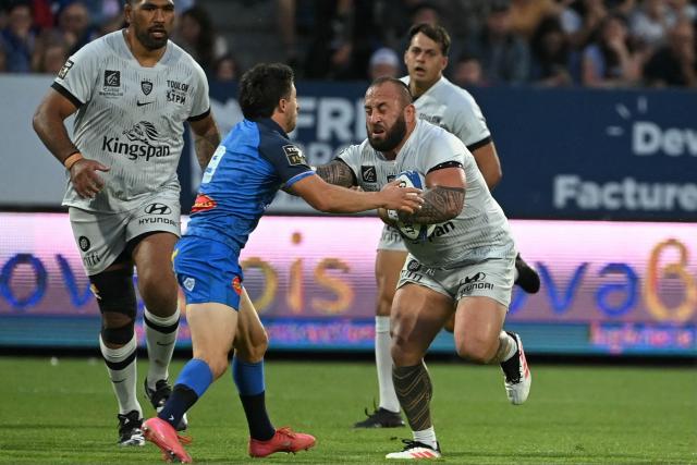 Toulon's Georgian prop Beka Gigashvili (R) runs with the ball during the French Top 14 rugby union match between Castres Olympique and Rugby Club Toulonnais (Toulon)  at Stade Pierre Fabre in Castres, southern France on June 6, 2026. (Photo by Matthieu RONDEL / AFP)